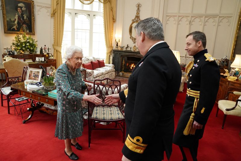 &copy; Reuters. La reina Isabel de Gran Bretaña recibe al contralmirante James Macleod y al general de división Eldon Millar mientras se reúne con los secretarios de servicios de defensa entrantes y salientes en el castillo de Windsor, Berkshire, Gran Bretaña. 16 de 