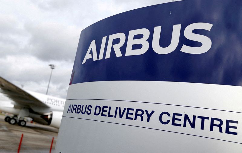 © Reuters. FILE PHOTO: The logo of Airbus is pictured at the entrance of Airbus Delivery Center in Colomiers near Toulouse, France, November 6, 2018. REUTERS/Regis Duvignau/File Photo/File Photo