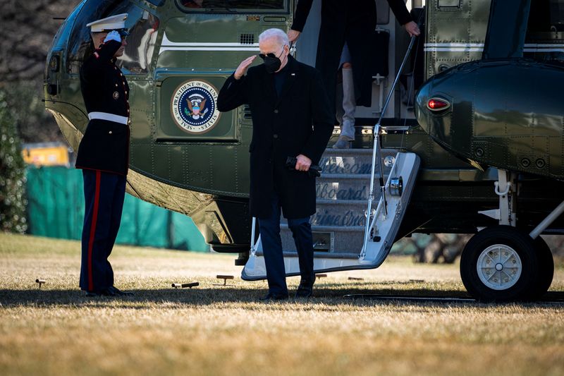 &copy; Reuters. FILE PHOTO: U.S. President Joe Biden salutes a Marine as he arrives on Marine One on the South Lawn of the White House following a trip to Delaware, in Washington, D.C., U.S., February 6, 2022. REUTERS/Al Drago/File Photo