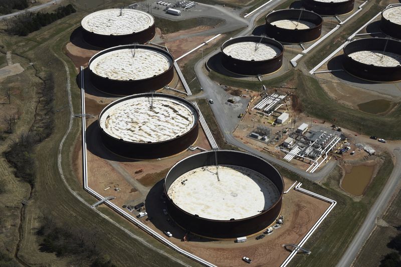 &copy; Reuters. صهاريج لتخزين النفط الخام في كاشينج بولاية أوكلاهوما الأمريكية في صورة من أرشيف رويترز.
