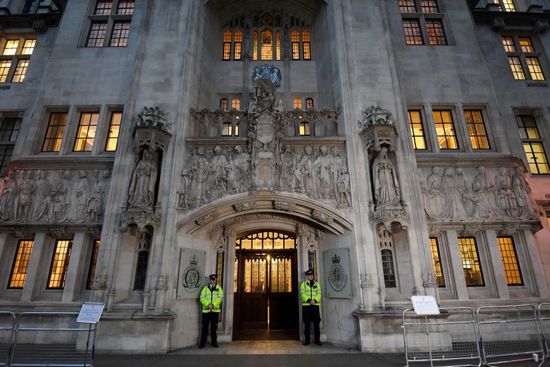 &copy; Reuters. FILE PHOTO: Police officers stand on duty outside the Supreme Court in Parliament Square, central London, Britain December 6, 2016. REUTERS/Toby Melville/File Photo