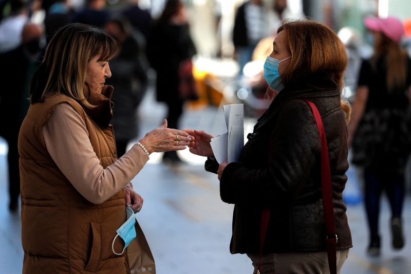 &copy; Reuters. Mujeres en una calle, después de que España levantara la obligación de usar mascarilla en exteriores, Ronda, España, 10 de febrero de 2022. REUTERS/Jon Nazca