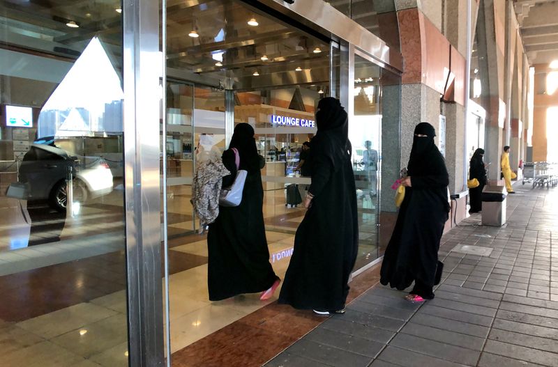 &copy; Reuters. نساء عند مدخل محطة قطارات الدمام في السعودية في صورة من أرشيف رويترز