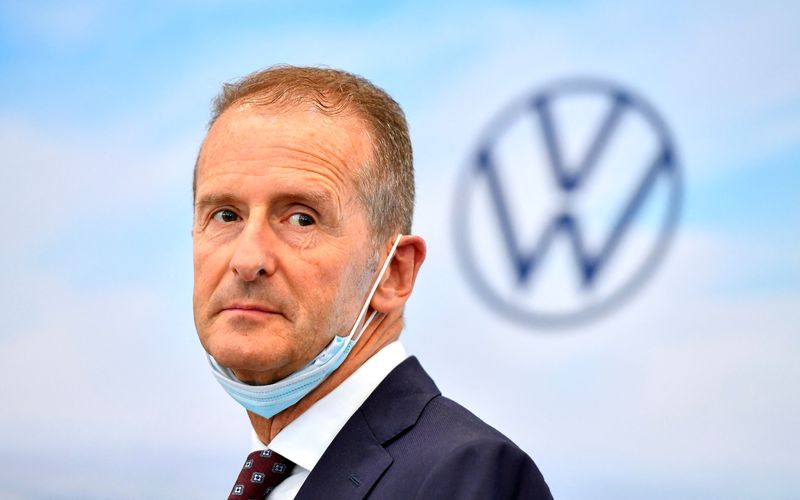 &copy; Reuters. FILE PHOTO: Volkswagen CEO Herbert Diess looks on during a visit to Volkswagen's electric car plant in Zwickau, Germany, June 23, 2021. REUTERS/Matthias Rietschel/File Photo