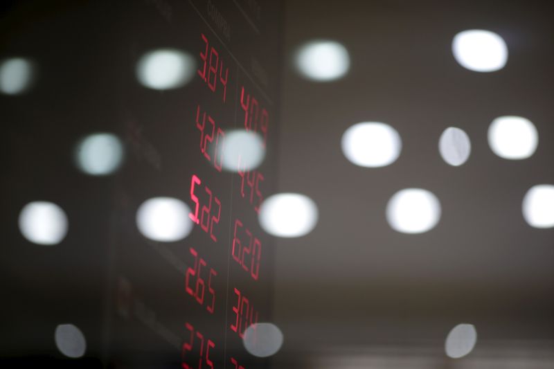 &copy; Reuters. FILE PHOTO: A board showing the real-U.S. dollar exchange rate and that of several foreign currencies is pictured in Rio de Janeiro, Brazil, December 16, 2015. REUTERS/Ricardo Moraes