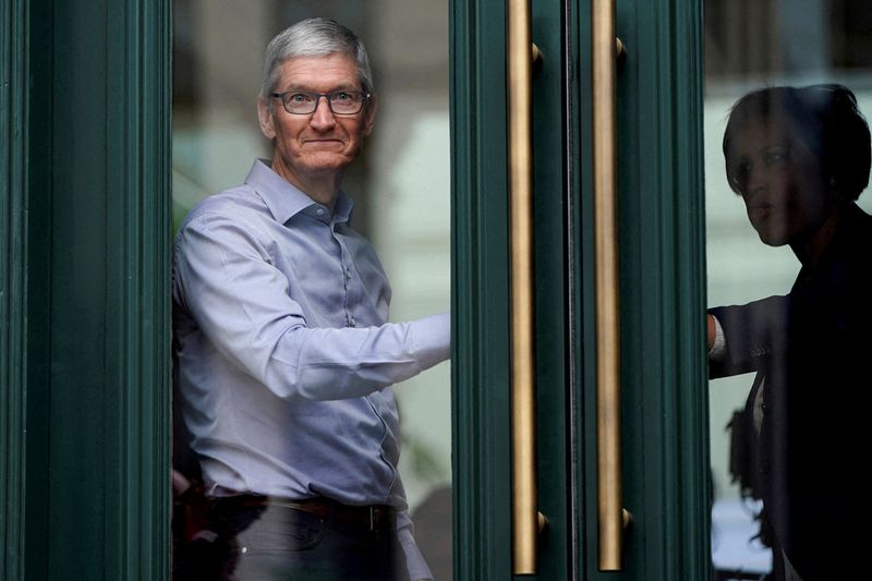 &copy; Reuters. FILE PHOTO: Apple Chief Executive Officer Tim Cook watches customers awaiting the grand opening of the new Apple Carnegie Library store in Washington, U.S., May 11, 2019.  REUTERS/Joshua Roberts//File Photo