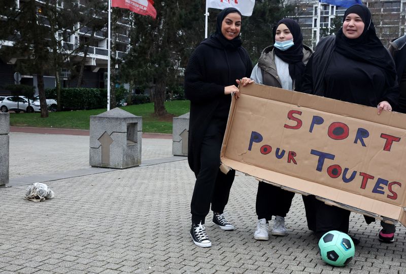 &copy; Reuters. محجبات يرفضن مشروع قرار لحظر ارتداء الرموز الدينية الظاهرة في الأحداث الرياضية بفرنسا يوم 16 فبراير شباط 2022. رويترز