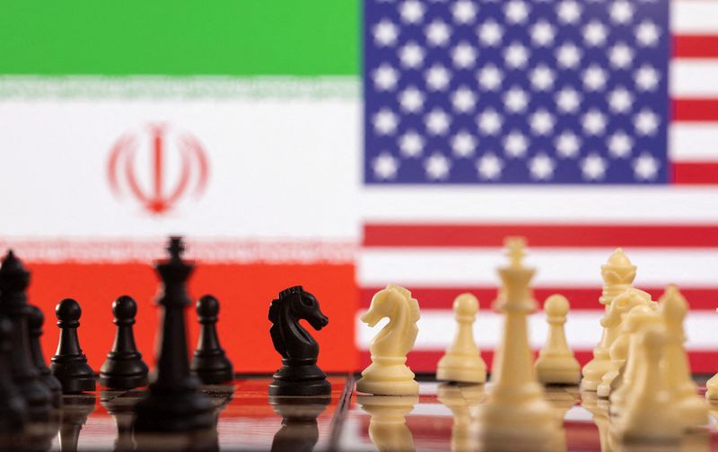 &copy; Reuters. FOTO DE ARCHIVO: Piezas de ajedrez se ven delante de las banderas de Irán y Estados Unidos en esta ilustración tomada el 25 de enero de 2022. REUTERS/Dado Ruvic/Ilustración/