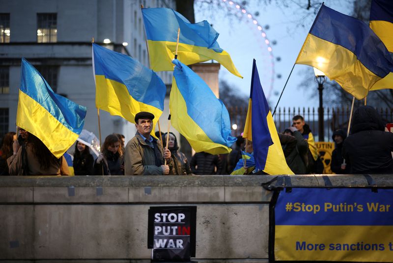 &copy; Reuters. People attend a pro-Ukrainian demonstration on Whitehall, opposite Downing Street, in central London, Britain, February 16, 2022. REUTERS/Henry Nicholls