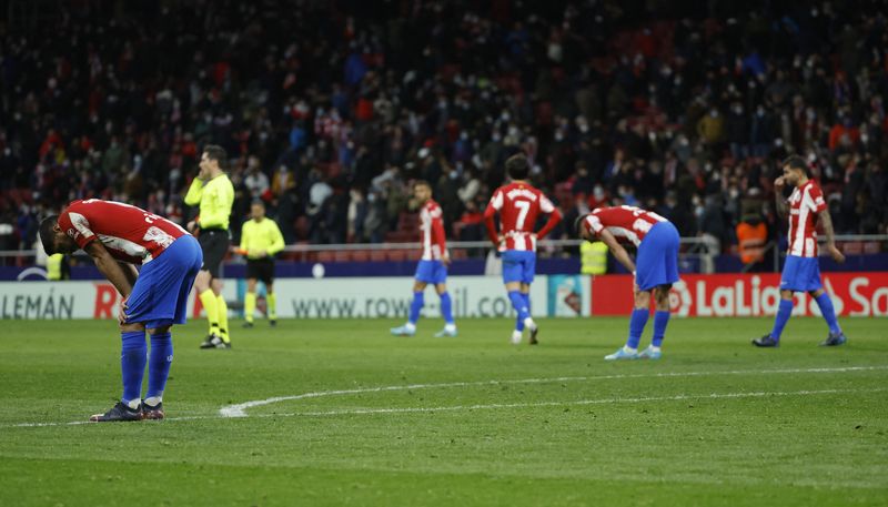 &copy; Reuters. لاعبو أتليتيكو مدريد بعد الخسارة أمام ليفانتي يوم الأربعاء في دوري الدرجة الأولى الإسباني لكرة القدم. رويترز