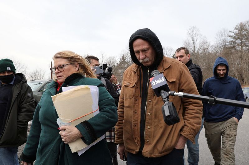 © Reuters. Kirk D. Shultis Sr. and Kirk D. Shultis Jr. arrive at court in police custody for charges of custodial interference and endangering the welfare of a child of 6-year-old Paislee Shultis who was found by police in a makeshift room underneath a staircase, in Saugerties, New York, U.S., February 16, 2022. REUTERS/Stefan Jeremiah