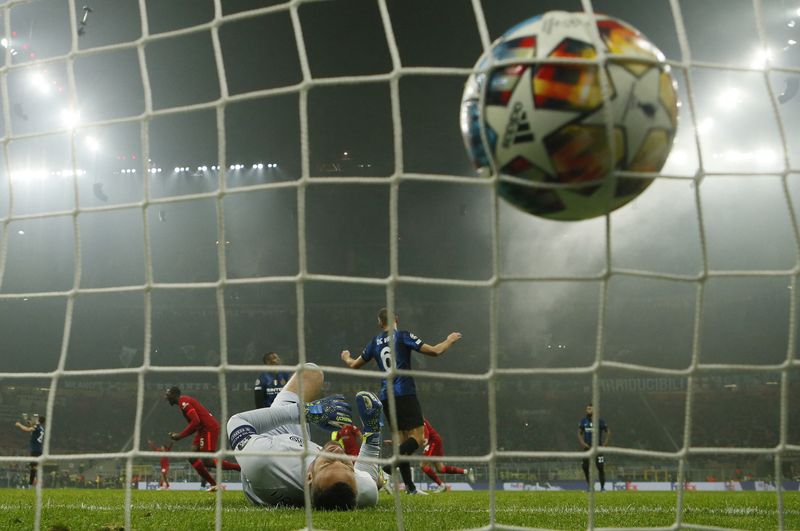 &copy; Reuters. روبرتو فيرمينو يسجل الهدف الأول لليفربول في مباراته أمام إنتر ميلان في ذهاب دور الستة عشر لدوري أبطال أوروبا لكرة القدم يوم الأربعاء. تصوير: