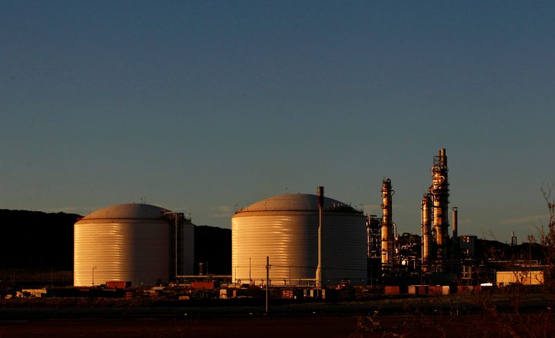 &copy; Reuters. FILE PHOTO: The Woodside gas plant is seen at sunset in Burrup at the Pilbarra region in Western Australia April 18, 2011.  REUTERS/Daniel Munoz/file photo