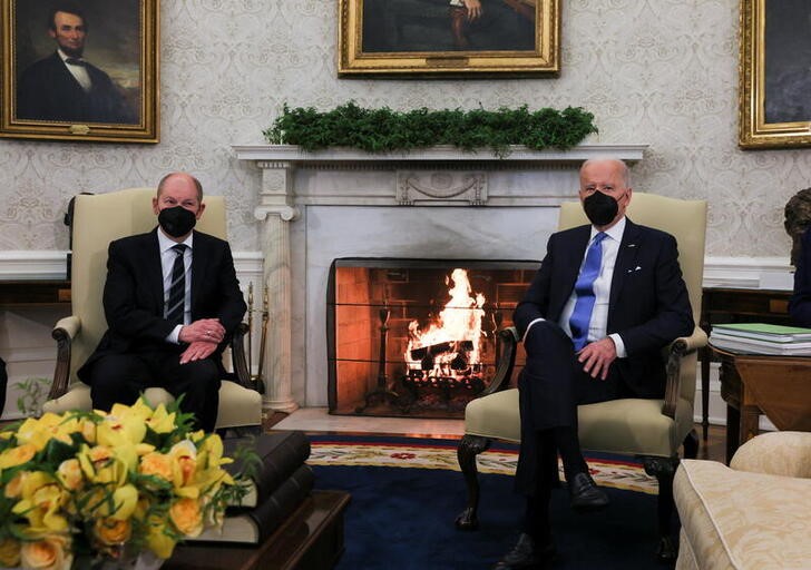 &copy; Reuters. الرئيس الأمريكي جو بايدن يجتمع مع المستشار الألماني أولاف شولتس في المكتب البيضاوي في البيت الأبيض في واشنطن يوم 7 فبراير شباط 2022. تصوير: ليا