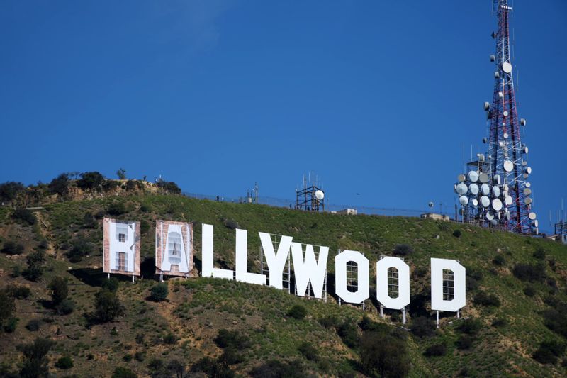 &copy; Reuters. كلمتا "رامز هاوس" على لافتة هوليوود الشهيرة  في لوس أنجليس يوم 14 فبراير شباط 2022. صورة لرويترز من (يو.إس.إيه. توداي سبورتس).