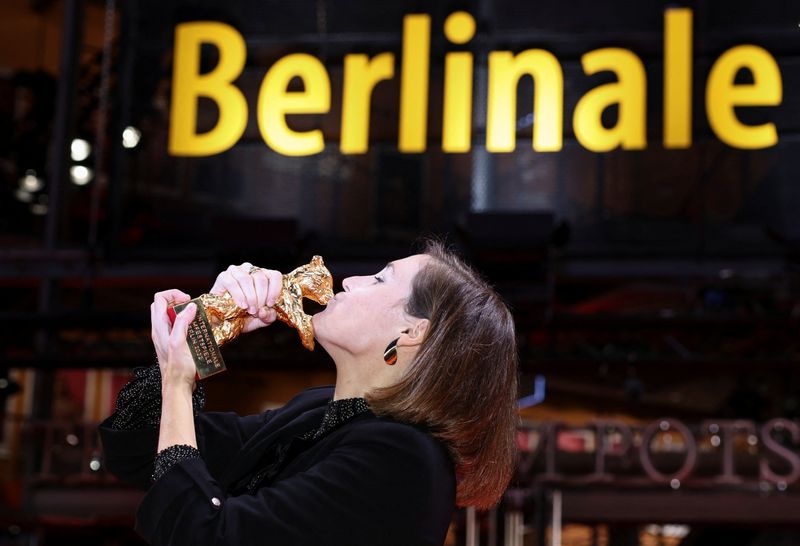 &copy; Reuters. المخرجة الإسبانية كارلا سايمون تقبل جائزة الدب الذهبي التي فاز بها فيلمها "ألكاراس" في مهرجان برلين السينمائي الدولي يوم الأربعاء. تصوير: كر