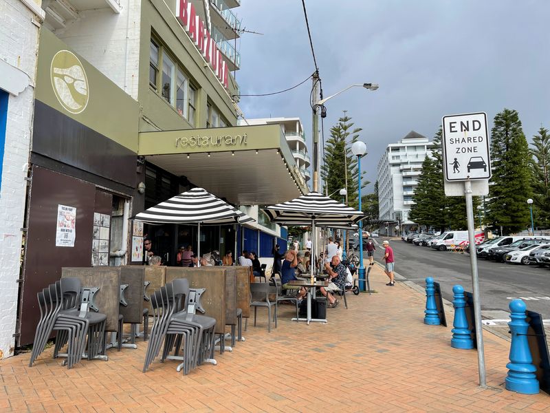 © Reuters. Unused chairs are stacked outside Barzura cafe, where the owner has struggled with finding staff in the wake of the coronavirus disease (COVID-19) restrictions easing, in the Coogee suburb of Sydney, Australia, November 8, 2021. REUTERS/Jill Gralow