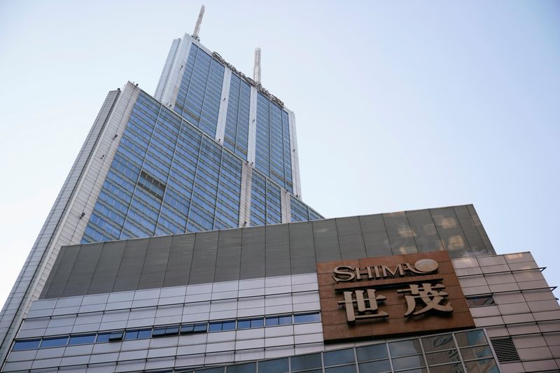 &copy; Reuters. FILE PHOTO: The logo of property developer Shimao Group is seen on the facade of Shimao International Plaza in Shanghai, China January 13, 2022. REUTERS/Aly Song