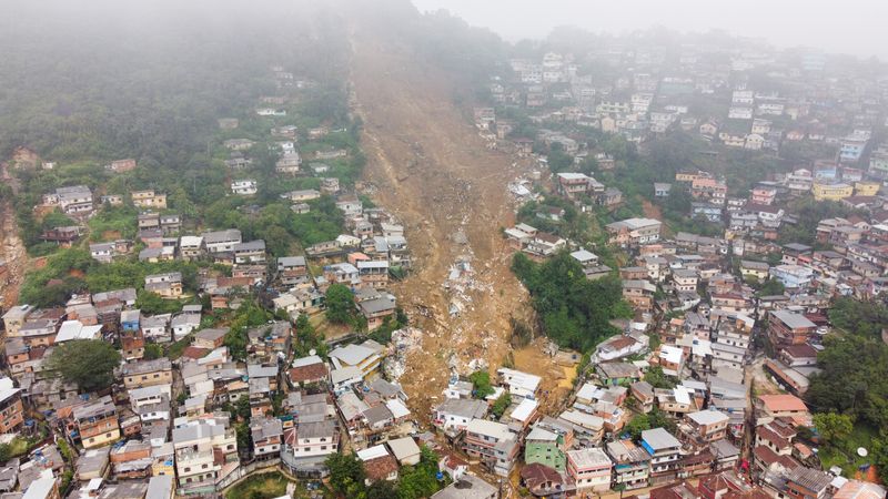 &copy; Reuters. 　２月１６日、ブラジル・リオデジャネイロ郊外のペトロポリスで豪雨による洪水や地滑りが発生し、少なくとも９４人が死亡した。写真は地滑りの現場。ブラジルのペトロポリスで撮影（