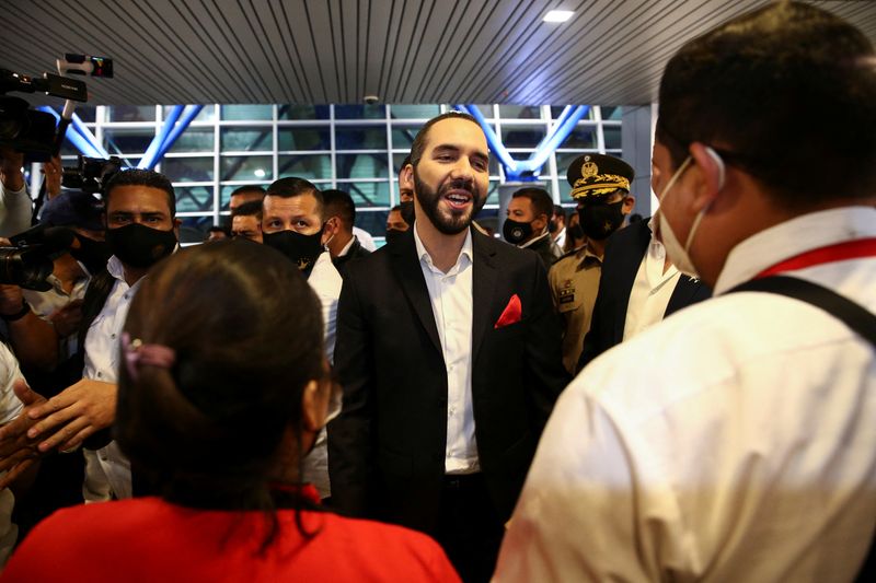 &copy; Reuters. El Salvador's President Nayib Bukele speaks with restaurant employees during a tour after a ceremony to inaugurate the expansion of the San Oscar Arnulfo Romero y Galdamez International Airport, in San Luis Talpa, El Salvador February 8, 2022. REUTERS/Jos