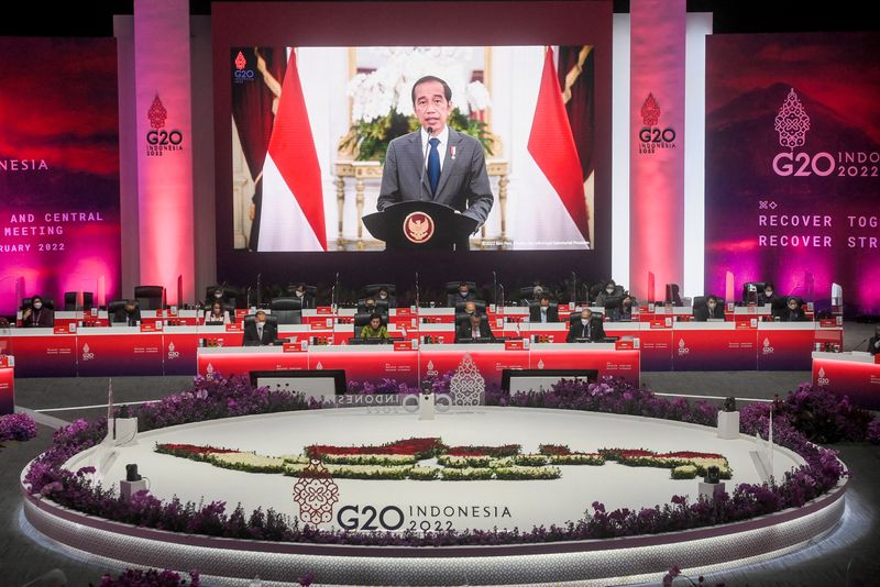 © Reuters. Indonesia President Joko Widodo is seen on a screen delivering his speech during G20 finance ministers and central bank governors meeting (FMCBG) at Jakarta Convention Center, Jakarta, Indonesia, February 17, 2022. Hafidz Mubarak A /Pool via REUTERS