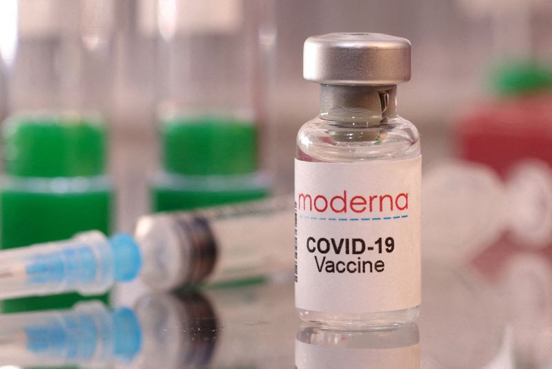 &copy; Reuters. FOTO DE ARCHIVO: Vial con la etiqueta "Vacuna Moderna COVID-19" en esta ilustración tomada el 16 de enero de 2022 REUTERS/Dado Ruvic
