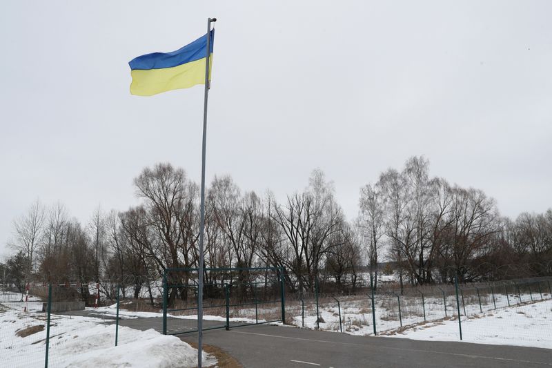&copy; Reuters. 　２月１７日、ウクライナ政府軍は、政府軍から攻撃を受けたとする東部親ロシア勢力の主張を否定した。写真はウクライナ国旗。ウクライナのチェルニーヒウ州で２月１６日撮影（２０２