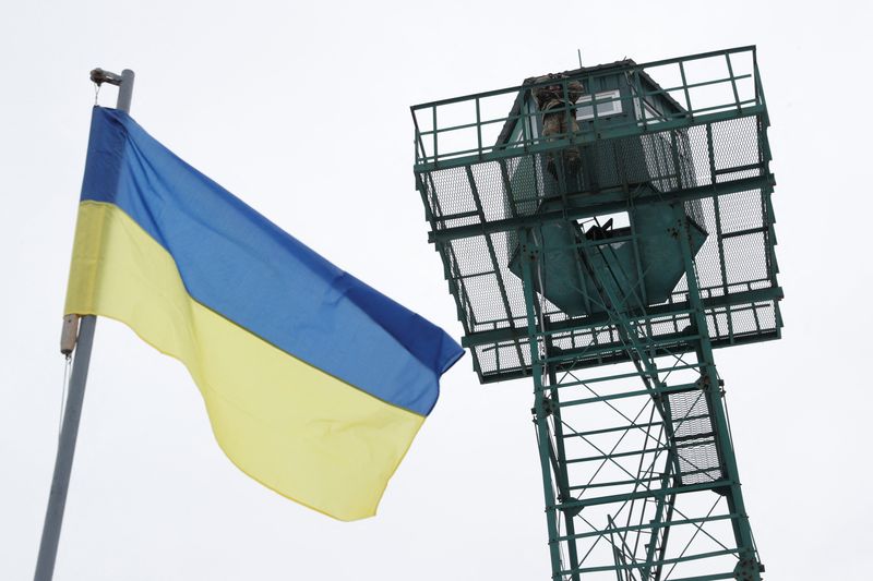 &copy; Reuters. Un miembro del Servicio Estatal de Guardia de Fronteras de Ucrania vigila en el puesto de control de Kliusy, cerca de la frontera con Rusia, en la región de Chernihiv, Ucrania, 16 de febrero de 2022. REUTERS/Valentyn Ogirenko