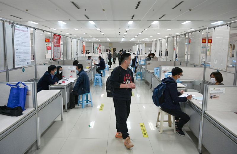 © Reuters. People wearing face masks to prevent the spread of the coronavirus disease (COVID-19) attend a job fair in Hangzhou, Zhejiang province, China April 14, 2020.   cnsphoto via REUTERS    