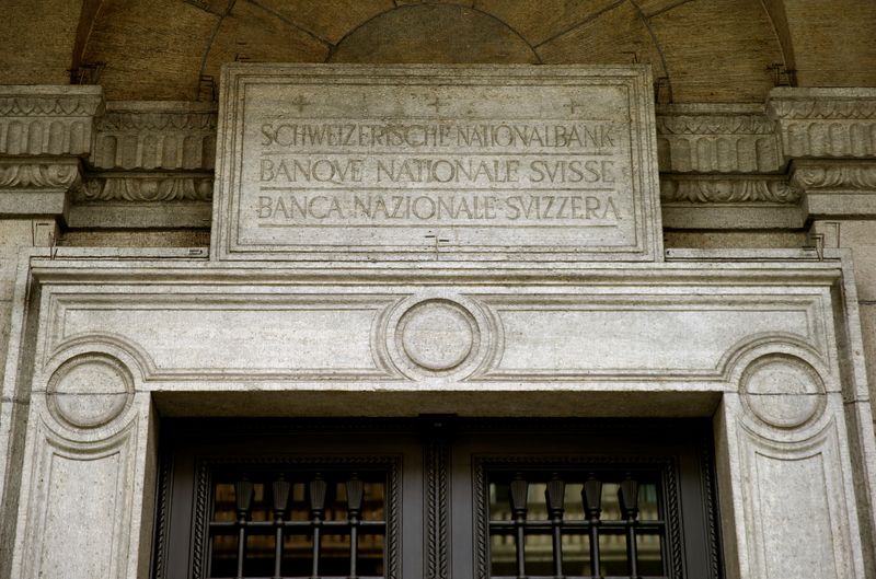 &copy; Reuters. FILE PHOTO: The name of the bank is seen in German, French and Italian language over the entrance of the Swiss National Bank (SNB) in Zurich, Switzerland August 21, 2017. REUTERS/Arnd Wiegmann