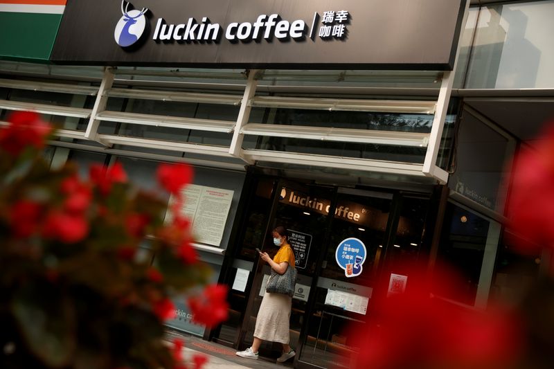 &copy; Reuters. FILE PHOTO: A woman leaves a store of the Chinese coffee house chain Luckin Coffee in Beijing, China, July 8, 2020. Picture taken July 8, 2020.  REUTERS/Thomas Peter