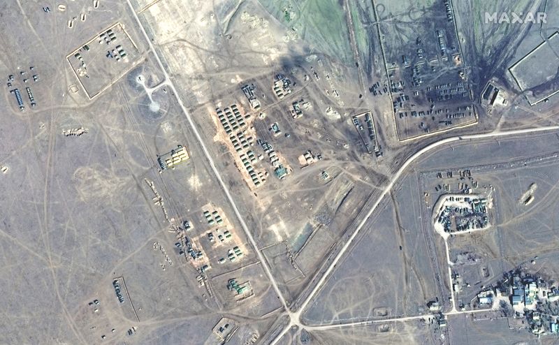 &copy; Reuters. Una imagen de satélite muestra tiendas de campaña y artillería en la zona de entrenamiento de Opuk, en Crimea, 15 de febrero de 2022. REUTERS/Maxar Technologies