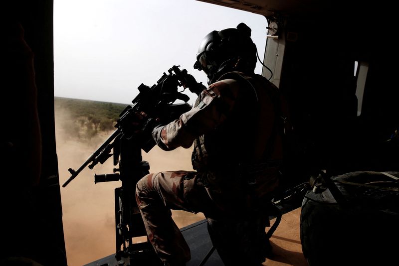 &copy; Reuters. FOTO DE ARCHIVO: Un soldado francés maneja una ametralladora en la puerta de un helicóptero militar NH 90 Caiman durante la Operación Barkhane sobre Ndaki, Mali, 29 de julio de 2019. REUTERS/Benoit Tessier