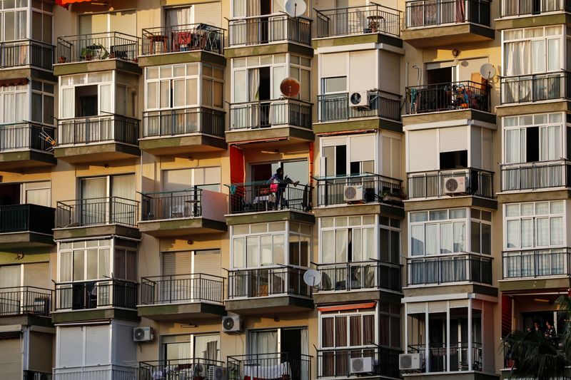 &copy; Reuters. Un bloque de pisos en Torremolinos, en la Costa del Sol, sur de España, 15 de marzo de 2020. REUTERS/Jon Nazca