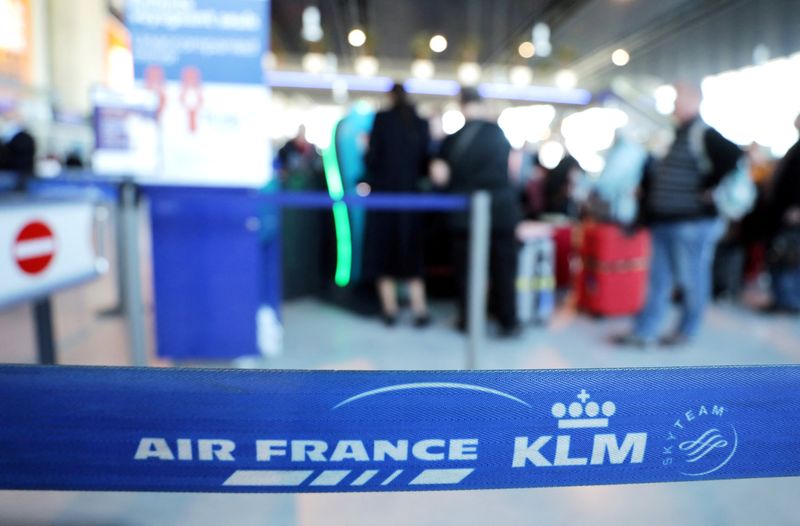 © Reuters. FILE PHOTO: Passengers wait at the Air France desk at Nice international airport, France, February 20, 2020.     REUTERS/Eric Gaillard/File Photo