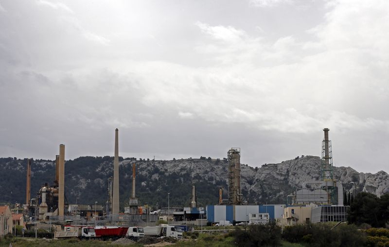 &copy; Reuters. FILE PHOTO - General view of the Total's oil refinery at La Mede near Marseille, southern France, April 16, 2015.  REUTERS/Jean-Paul Pelissier