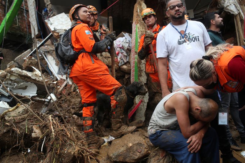 &copy; Reuters. Equipes de resgate trabalham após deslizamento no Morro da Oficina, em Petrópolis
16/02/2022 REUTERS/Ricardo Moraes