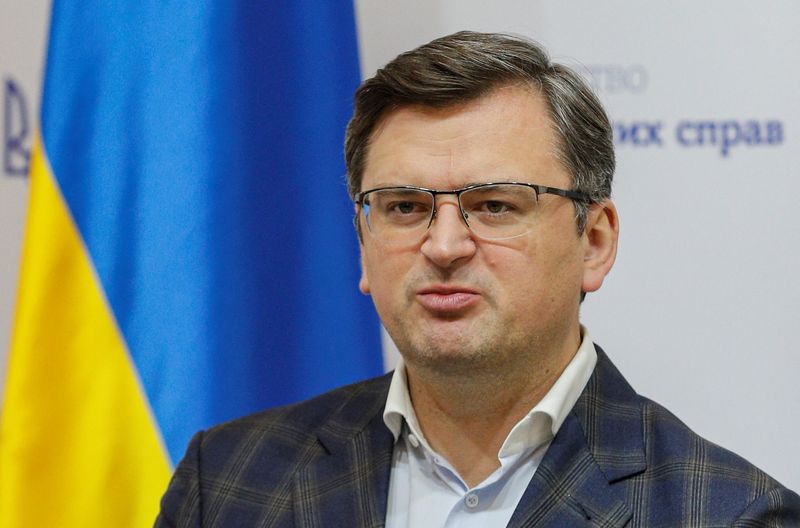 &copy; Reuters. وزير الخارجية الأوكراني دميترو كوليبا في مؤتمر صحفي في كييف يوم 15 فبراير شباط 2022. صورة لرويترز من ممثل عن وكالات أنباء.
