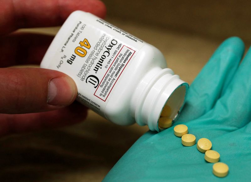 &copy; Reuters. FILE PHOTO: A pharmacist holds prescription painkiller OxyContin, 40mg pills, made by Purdue Pharma L.D. at a local pharmacy, in Provo, Utah, U.S., April 25, 2017.  REUTERS/George Frey/File Photo