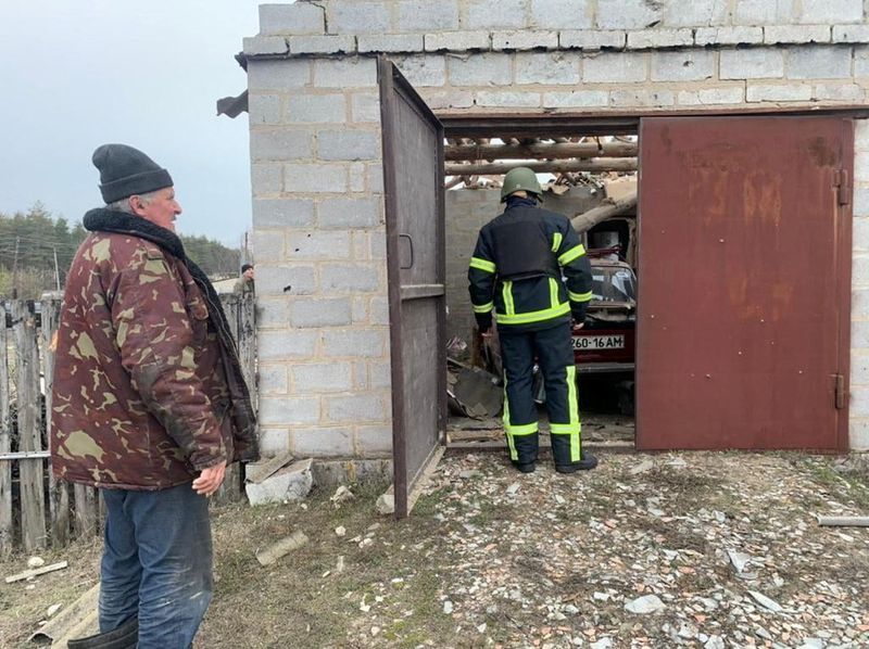 &copy; Reuters. Membro de equipe de resgate inspeciona garagem danificada em Stanytsia Luhanska na região de Luhabsk, na Ucrânia
17/02/2022 Serviço de Imprensa do Serviço Estatal de Emergência da Ucrânia/Divulgação via REUTERS 