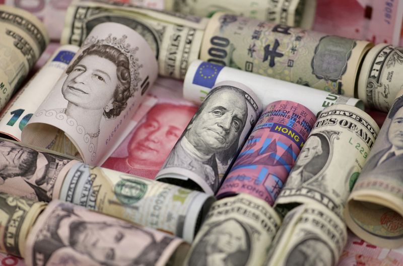 &copy; Reuters. Imagen de archivo ilustrativa de billetes de euros, dólares hongkoneses, dólares estadounidenses, yenes japoneses, libras esterlinas y yuanes chinos