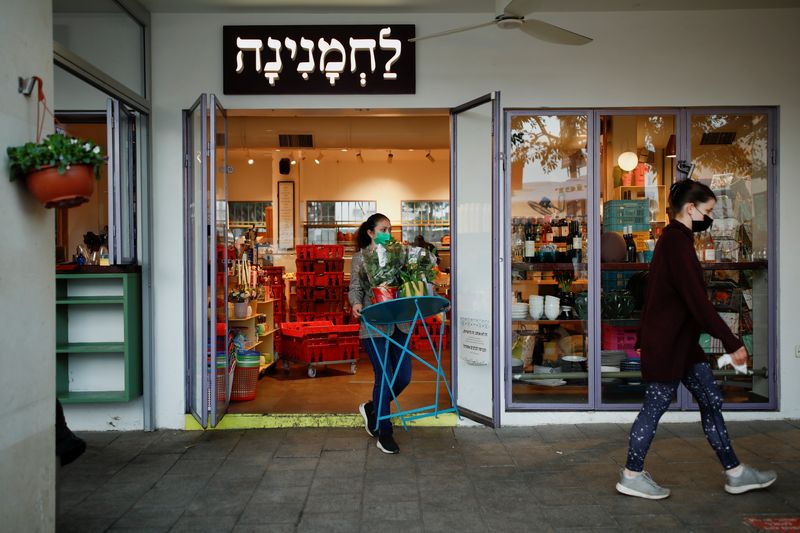 &copy; Reuters. Israël a mis fin jeudi au "passeport vert", le pass sanitaire local, le reflux de la vague de contaminations par le variant Omicron du coronavirus permettant un nouvel allègement dans les mesures de lutte contre l'épidémie de COVID-19. /Photo d'archiv