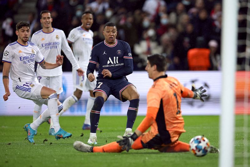 &copy; Reuters. Kylian Mbappé, del París St Germain, marca su primer gol contra el Real Madrid en el Parque de los Príncipes, París, Francia. REUTERS/Sarah Meyssonnier 