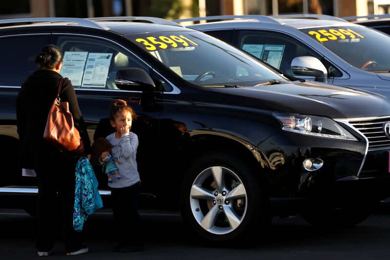 &copy; Reuters. FILE PHOTO: People look at vehicles for sale on the lot at AutoNation Toyota dealership in Cerritos, California December 9, 2015.   REUTERS/Mario Anzuoni/File Photo