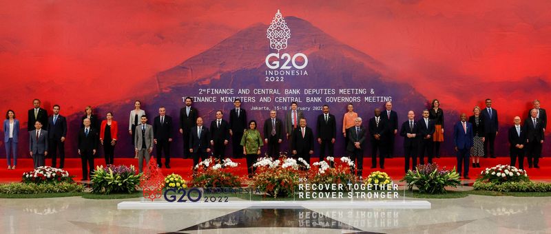 © Reuters. وزراء المالية ومحافظو البنوك المركزية بدول مجموعة العشرين في صورة جماعية التقطت يوم الخميس خلال اجتماعهم في جاكرتا. صورة لرويترز من ممثل عن وكالات أنباء.