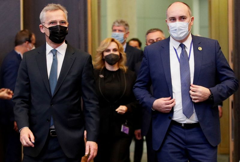 &copy; Reuters. Secretário-geral da Otan, Jens Stoltenberg, ao lado do ministro da Defesa da Geórgia, Juansher Burchuladze, em Bruxelas
17/02/2022 REUTERS/Johanna Geron