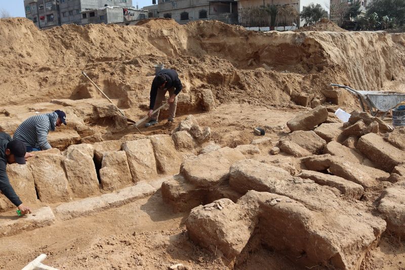 &copy; Reuters. Hombres trabajan en un cementerio romano recién descubierto en Gaza, en esta foto obtenida por Reuters. 17 de febrero de 2022. Ministerio de Turismo y Antigüedades/vía REUTERS. ATENCIÓN EDITORES -  ESTA IMAGEN HA SIDO ENTREGADA POR UN TERCERO. 