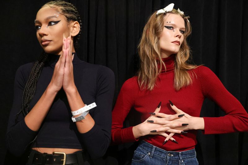 &copy; Reuters. Modelos aguardam nos bastidores antes de apresentarem criações de The Blond na Semana de Moda de Nova York
16/02/2022 REUTERS/Caitlin Ochs