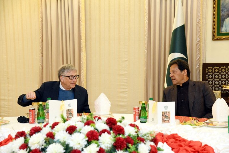 &copy; Reuters. بيل جيتس (إلى اليسار) خلال اجتماع مع عمران خران رئيس وزراء باكستان في إسلام اباد يوم الخميس. صورة من مكتب رئيس الوزراء الباكستاني. 