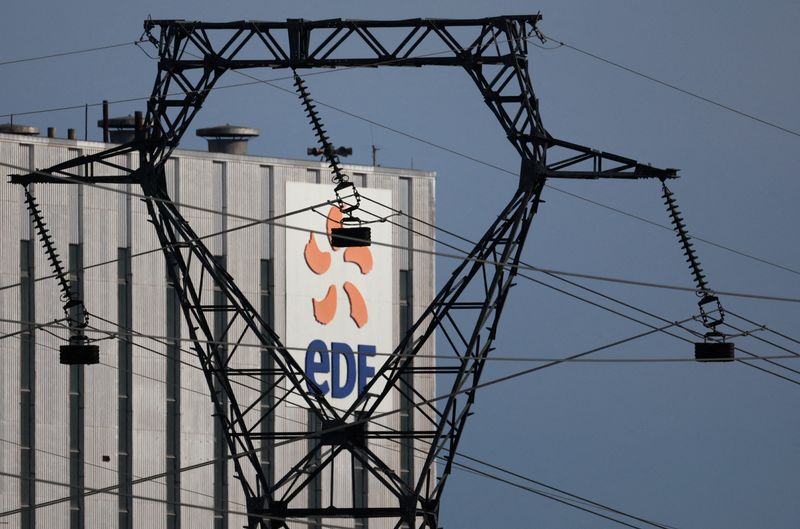 &copy; Reuters. Il logo Edf presso uno stabilimento a Bouchain, Parigi. REUTERS/Pascal Rossignol